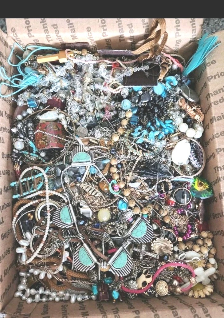 3 Pounds Jewelry Costume Vintage Mix LBS necklaces bracelets pins rings etc lbs