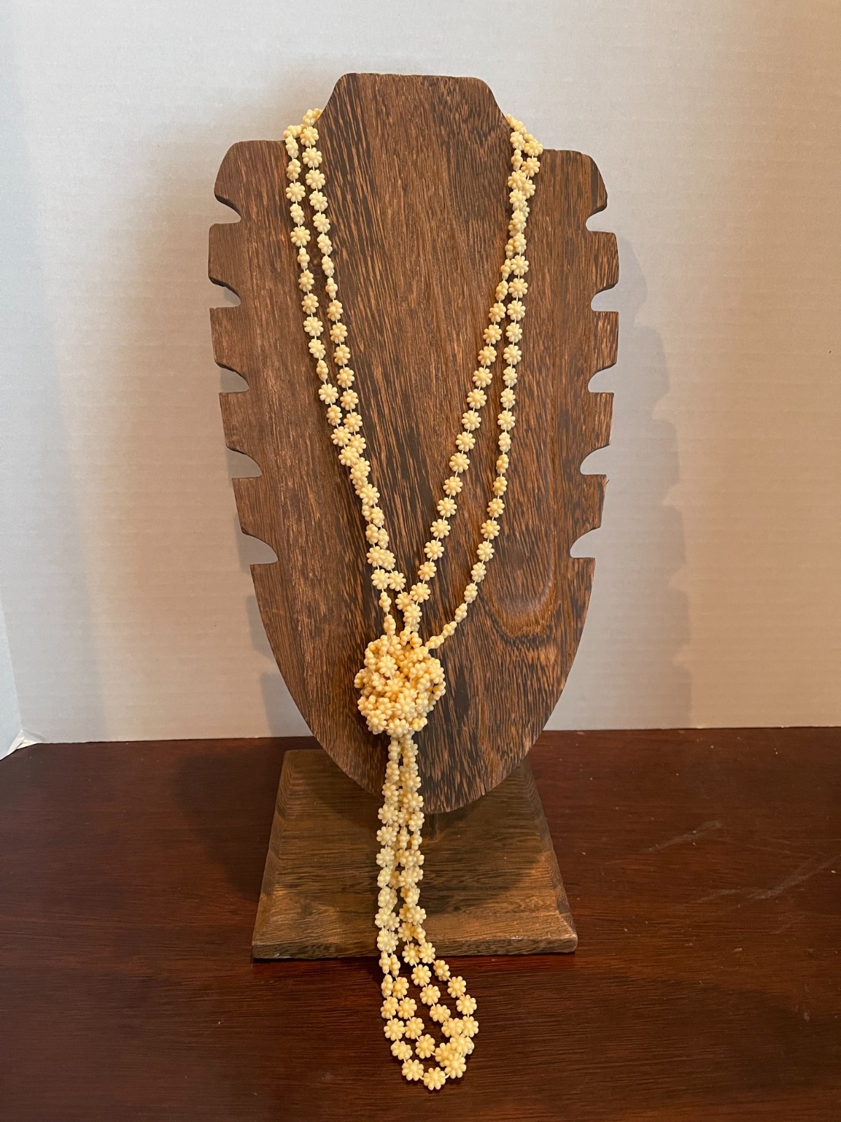 Vintage Cream Plastic Acrylic Daisy Beaded Chain Necklace Gold Tone