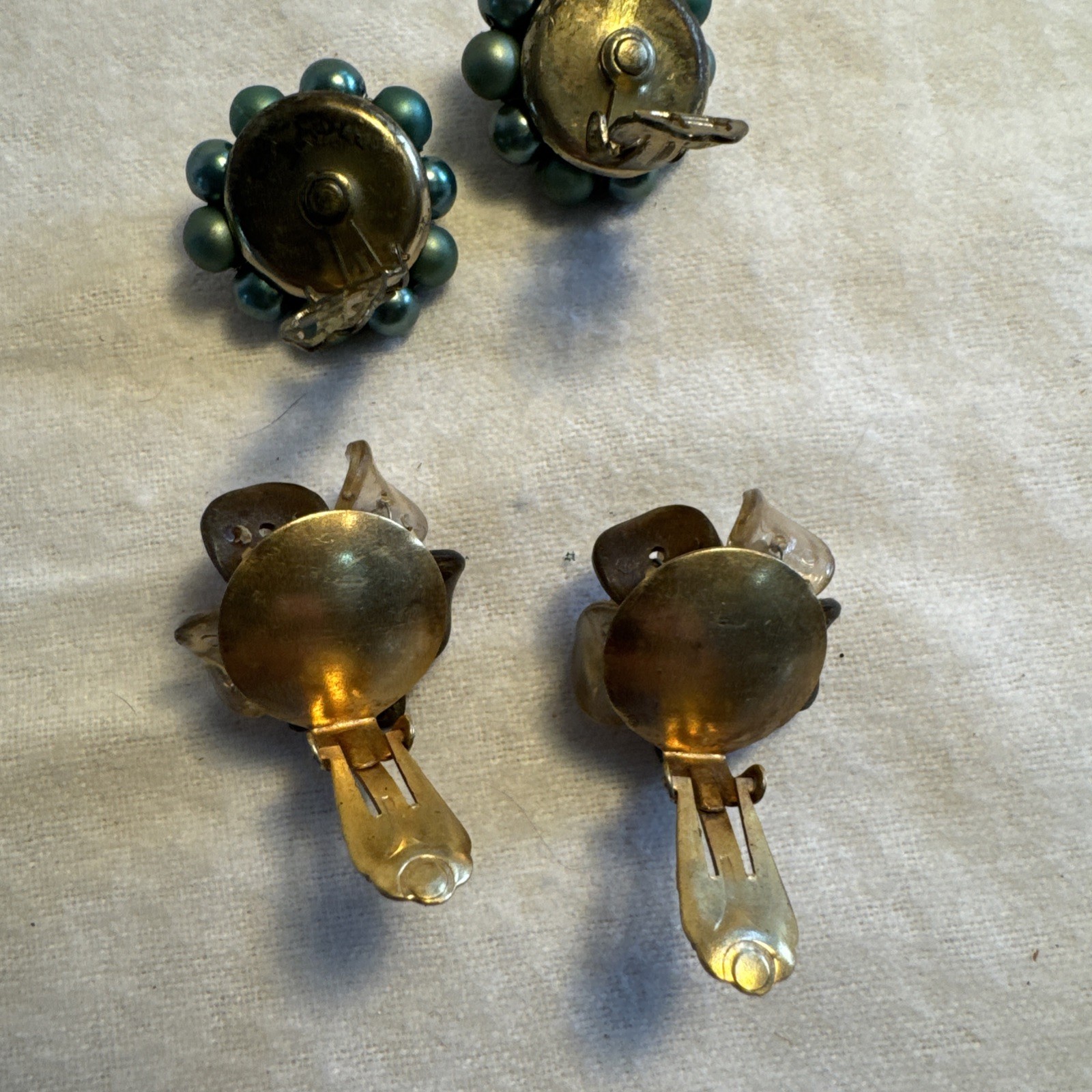 2 Pr Vtg 50’s Gold Tone & Green Cluster Bead Clip on Earrings Japan Hong Kong