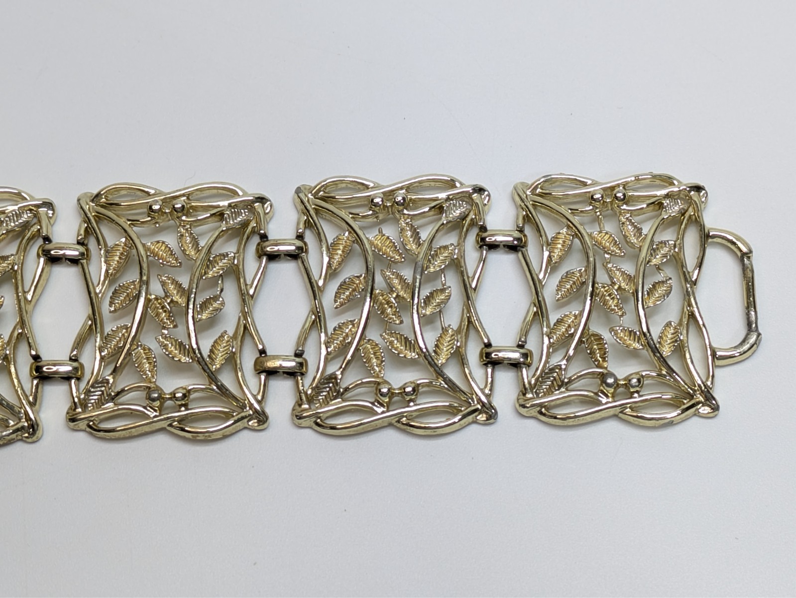 VTG Openwork Textured Leaf 1.5″ Wide Pale Gold Tone Leaves Panel Bracelet 7.5″