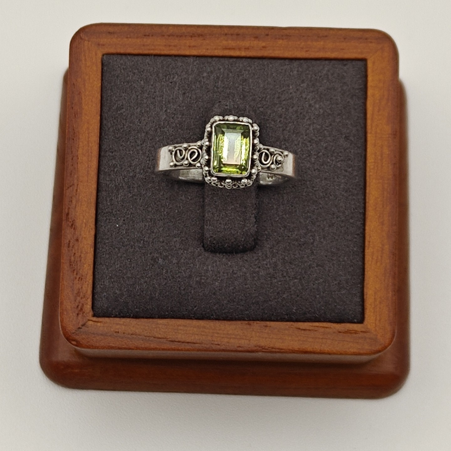 Vtg Sterling Silver Filigree Ring With Green Peridot Emerald Cut MNSN US 7.5
