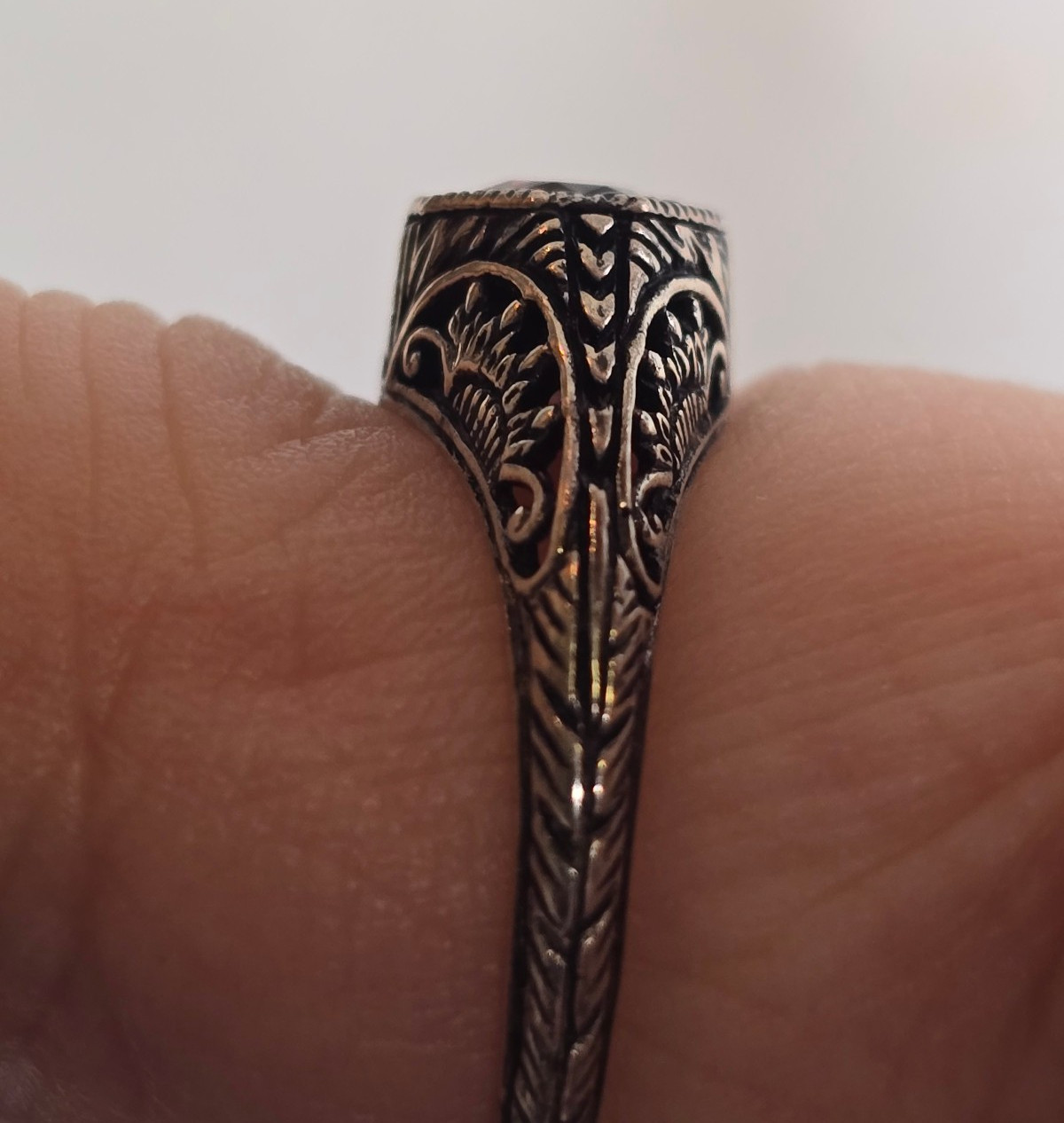 Vtg Sterling Silver Ring 1.76g Fine Jewelry Size 6.75 Band Garnet Look *READ*