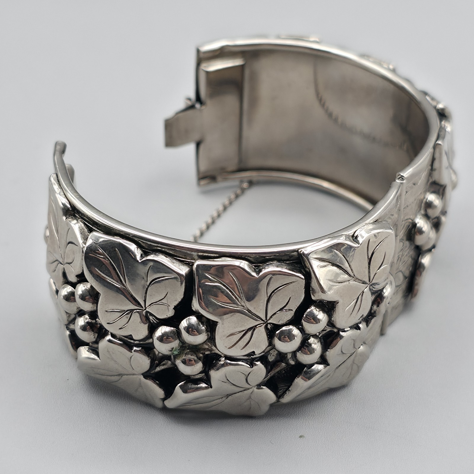 Vintage Wide Hinged Cuff Bracelet Silver Tone Grapevine Ivy Leaf Safety Chain…