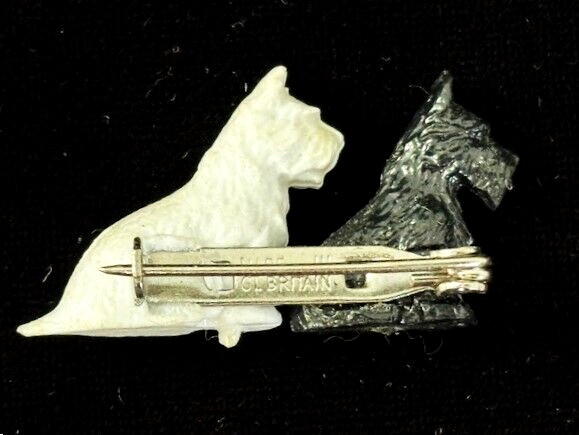 Vintage GREAT BRITAIN Plastic Black White SCOTTY TERRIER DOGS Pin Badge C Clasp