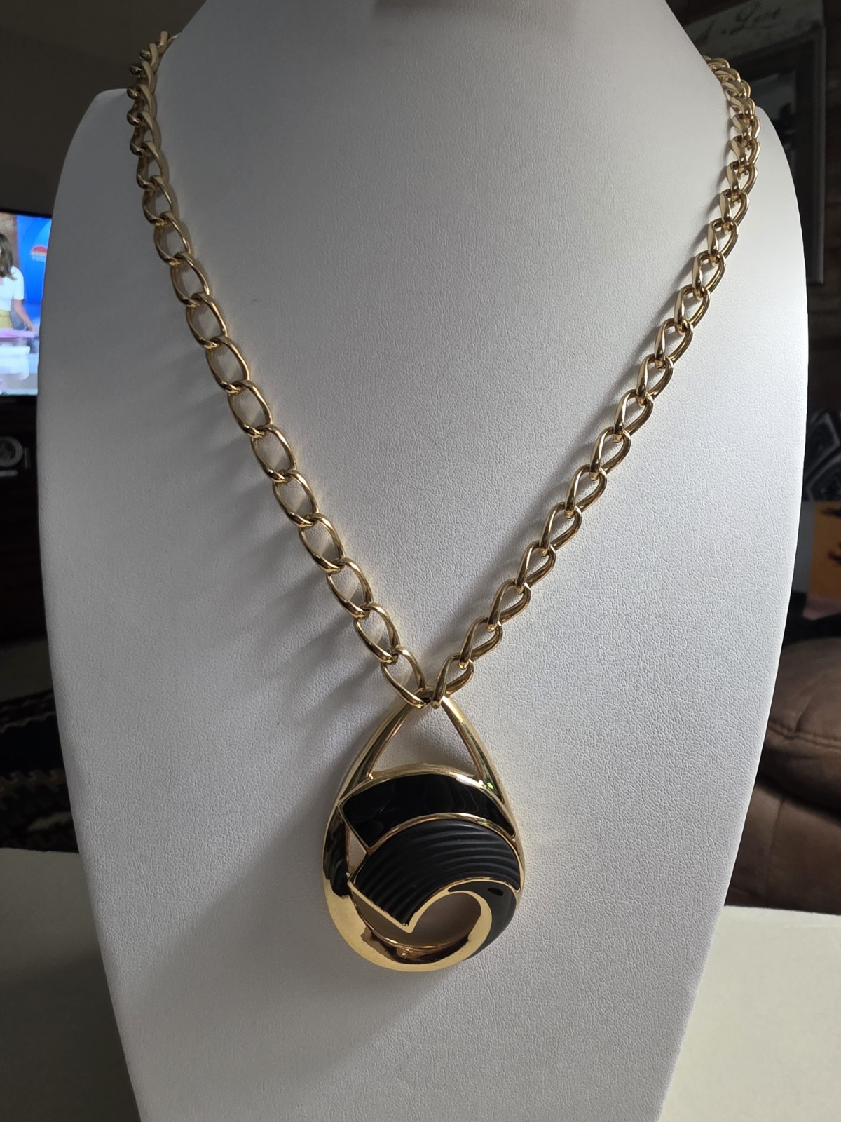 Vintage Trifari Goldtone Black Enamel Large Pendant Necklace 20 In