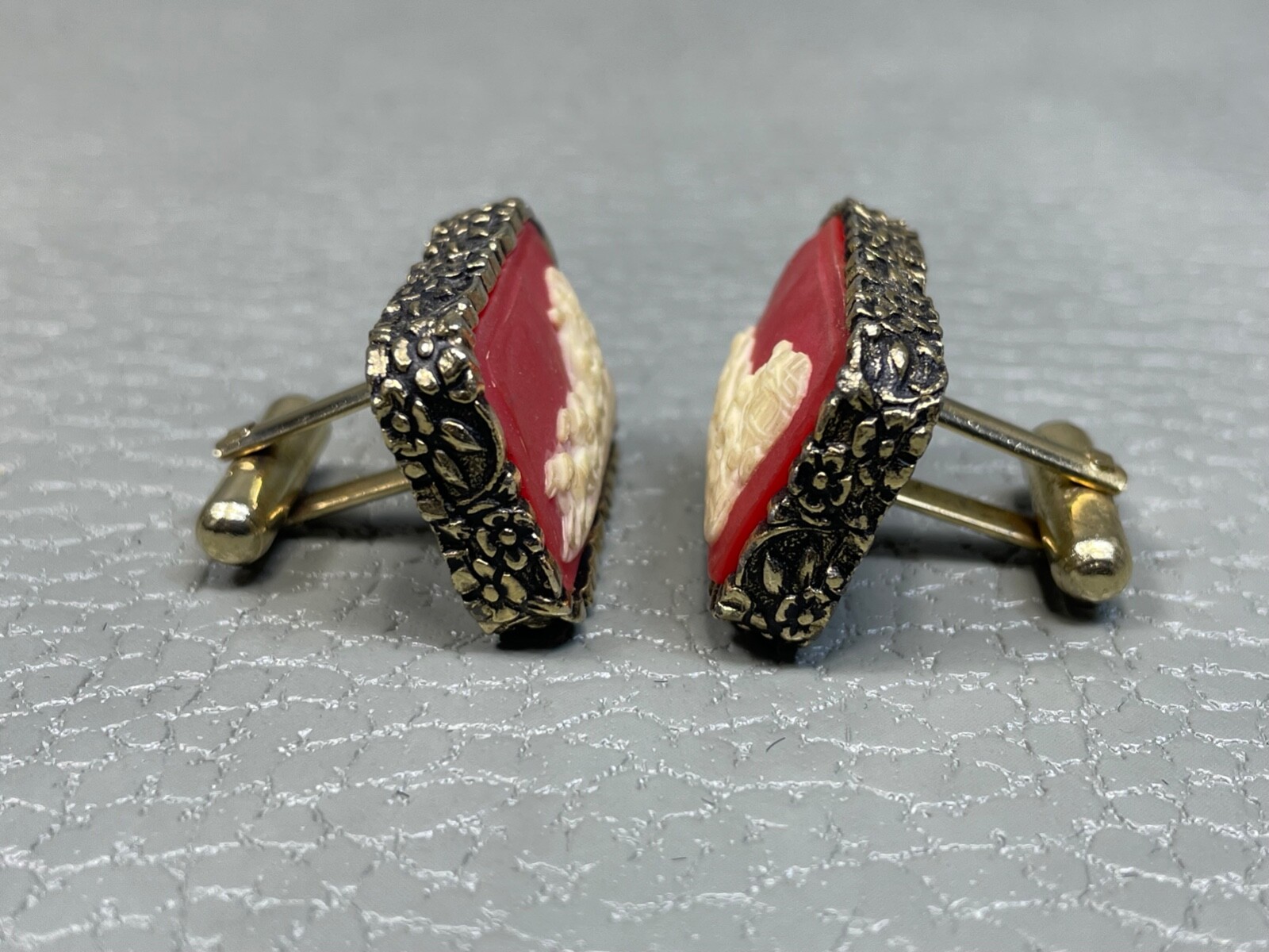 Vintage Raspberry Cameo Stagecoach Yellow Gold Plated Cuff Links