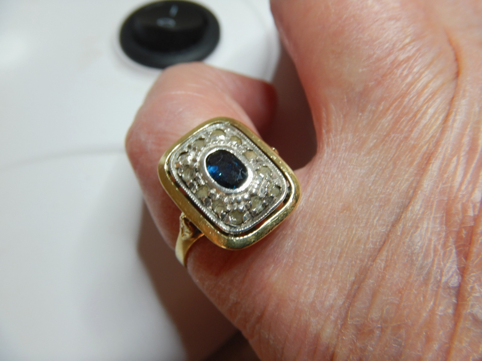 VINTAGE 18ct GOLD DRESS RING SET WITH A BLUE SAPPHIRE AND ROSE CUT DIAMONDS 4080