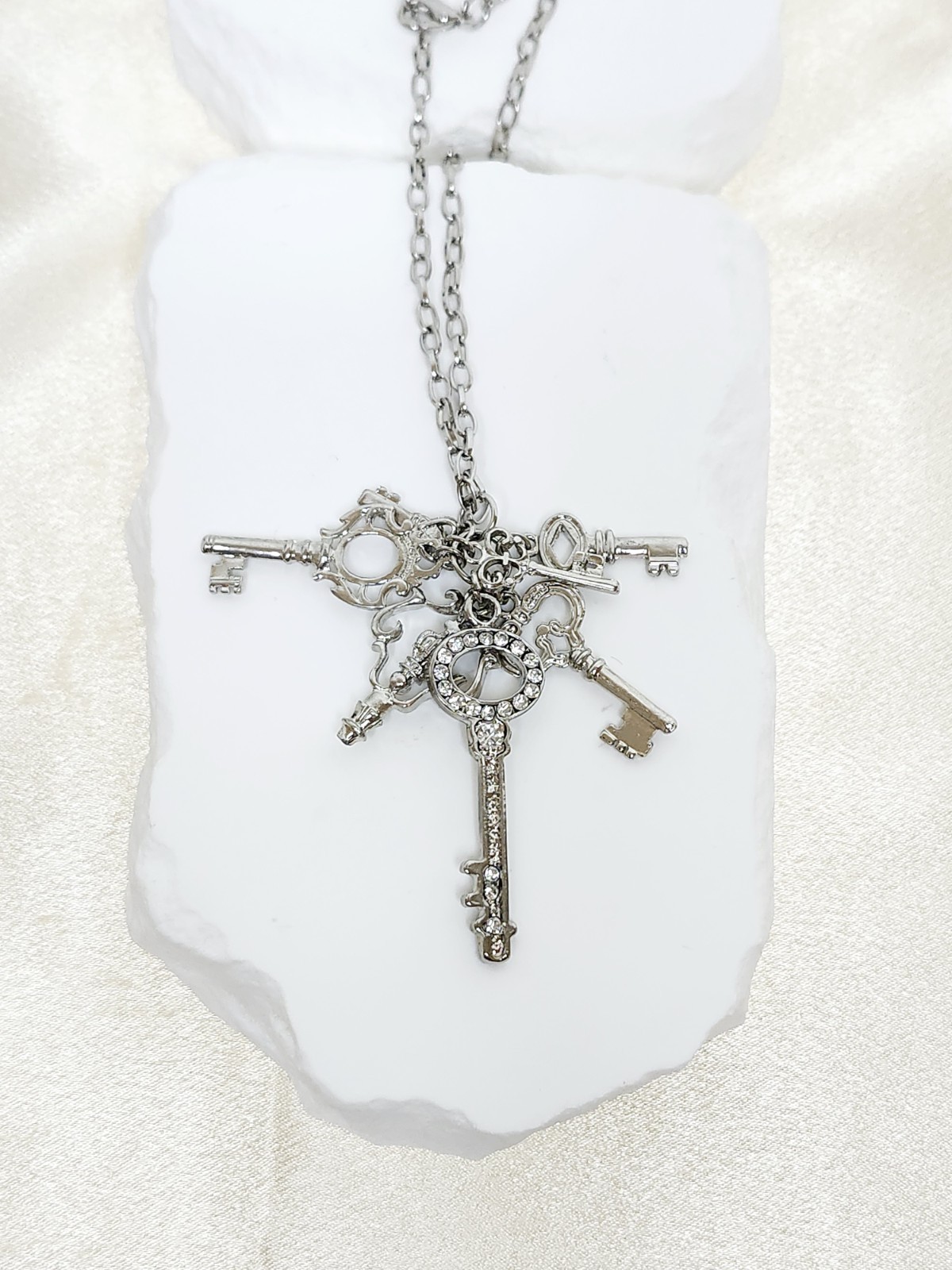 Vintage Silver Tone Multi Key Charm Chain Necklace – 24″