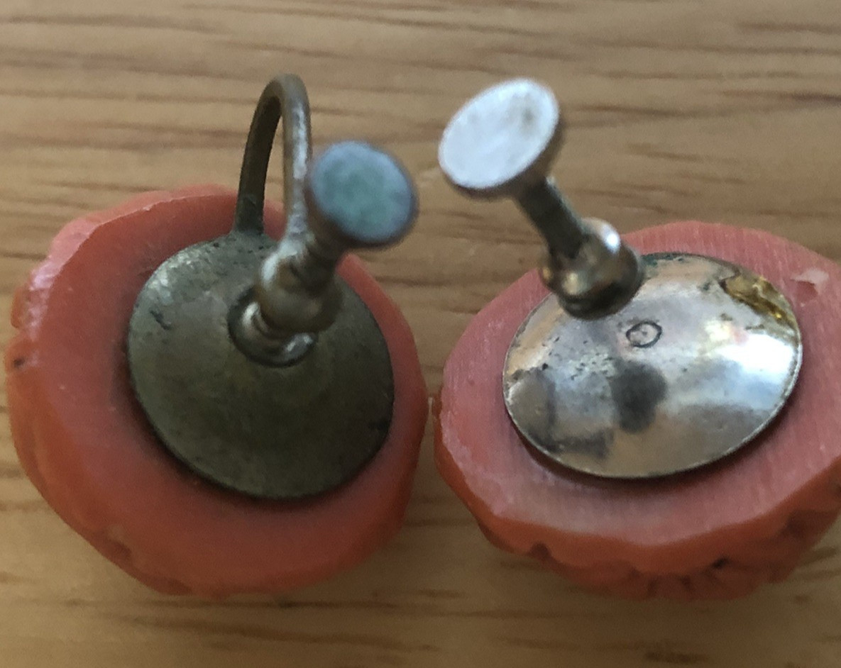 VTG. CELLULOID ?? ROSE FLOWER SCREWBACK EARRINGS .75″ READ!!