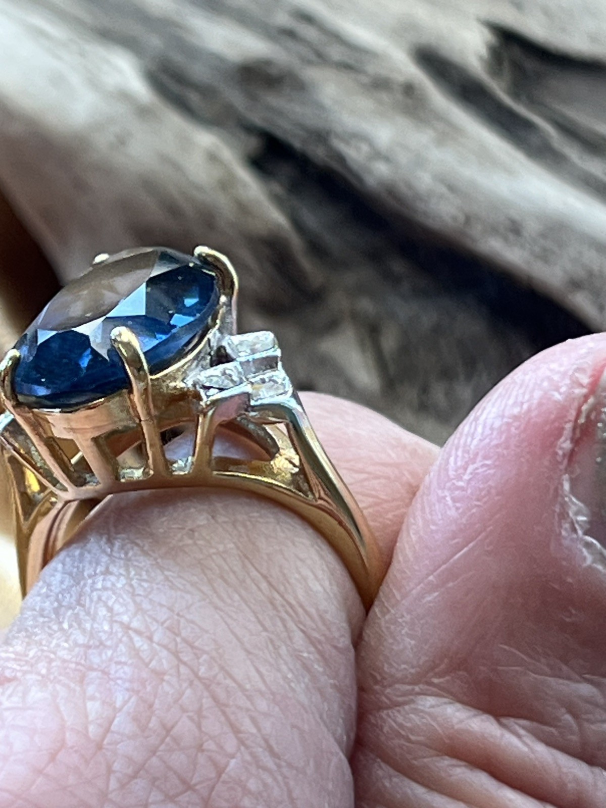 Vintage 18K HGE Gold-Tone Ring Blue Solitaire Stone W/Accents Size 6.5