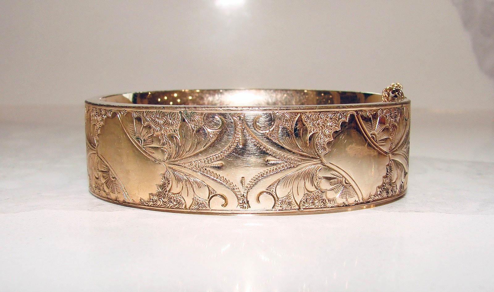 S.B. CO STANDARD BUTTON CO. GOLD FILLED BANGLED ETCHED BRACELET HINGED .75″ WIDE