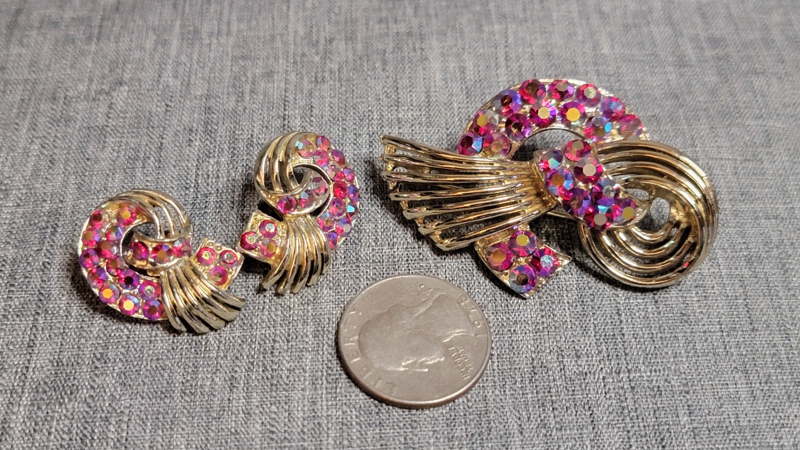 Red Aurora Borealis Rhinestones Bow Clip On Earrings Brooch Set Unsigned