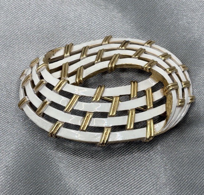Vintage TRIFARI Brooch Pin White Enamel Gold Tone Swirl Basket Weave MCM Signed