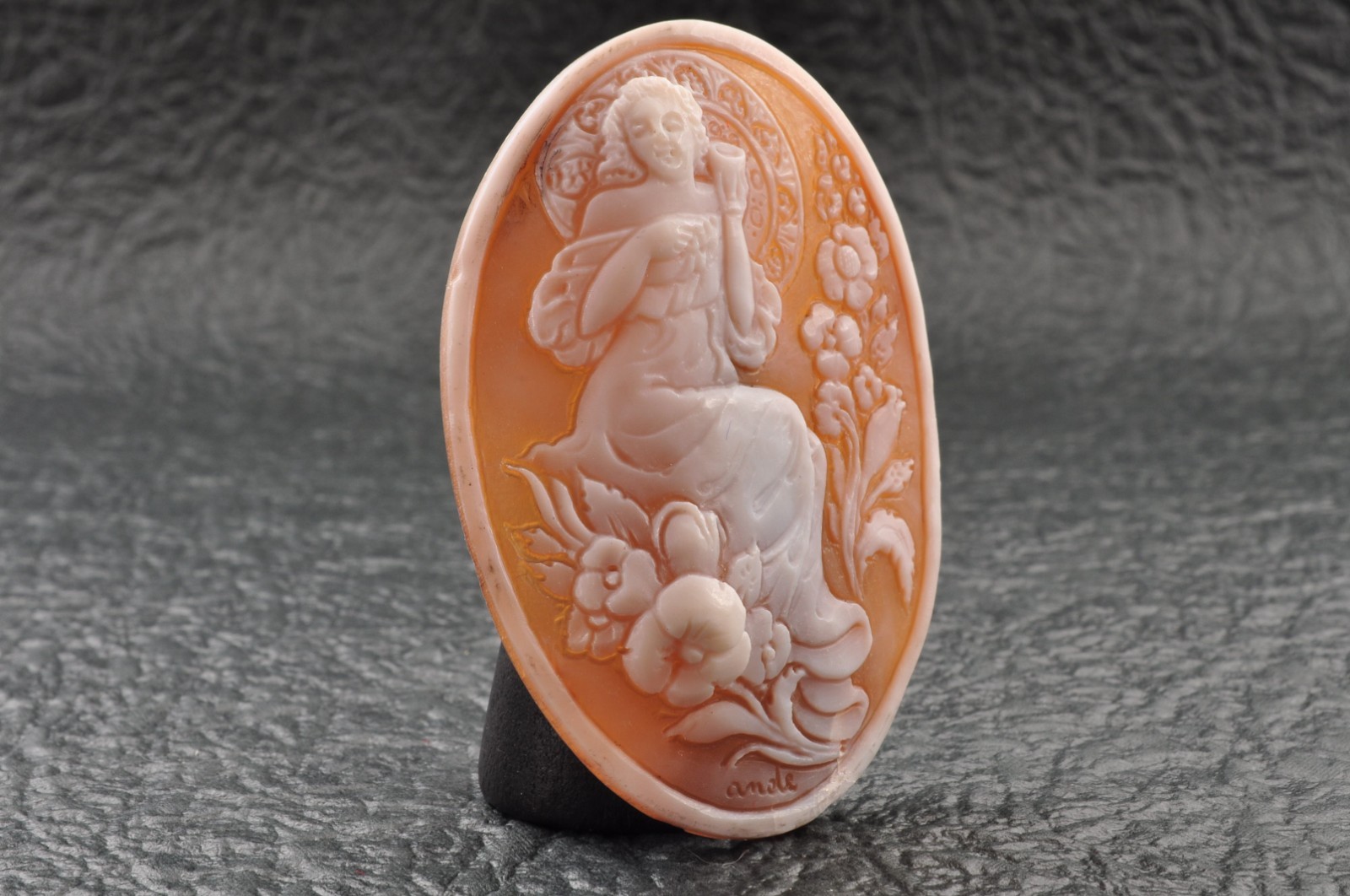 Vintage shell cameo carved “Woman drinking wine” (total 47.0ct) sign by artist.