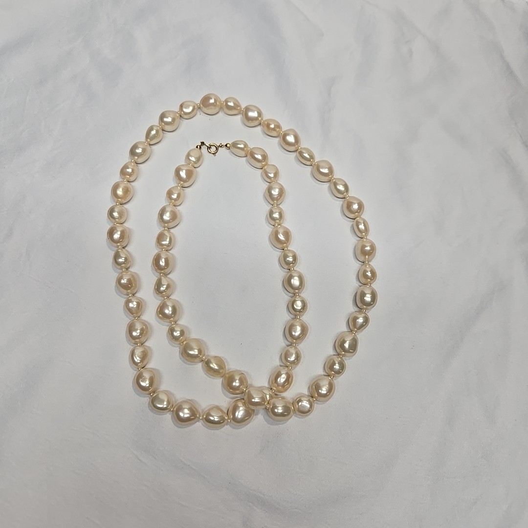 Vtg 1955-1969(C) Trifari Single Strand Pearl Gold Tone Spring Clasped Necklace
