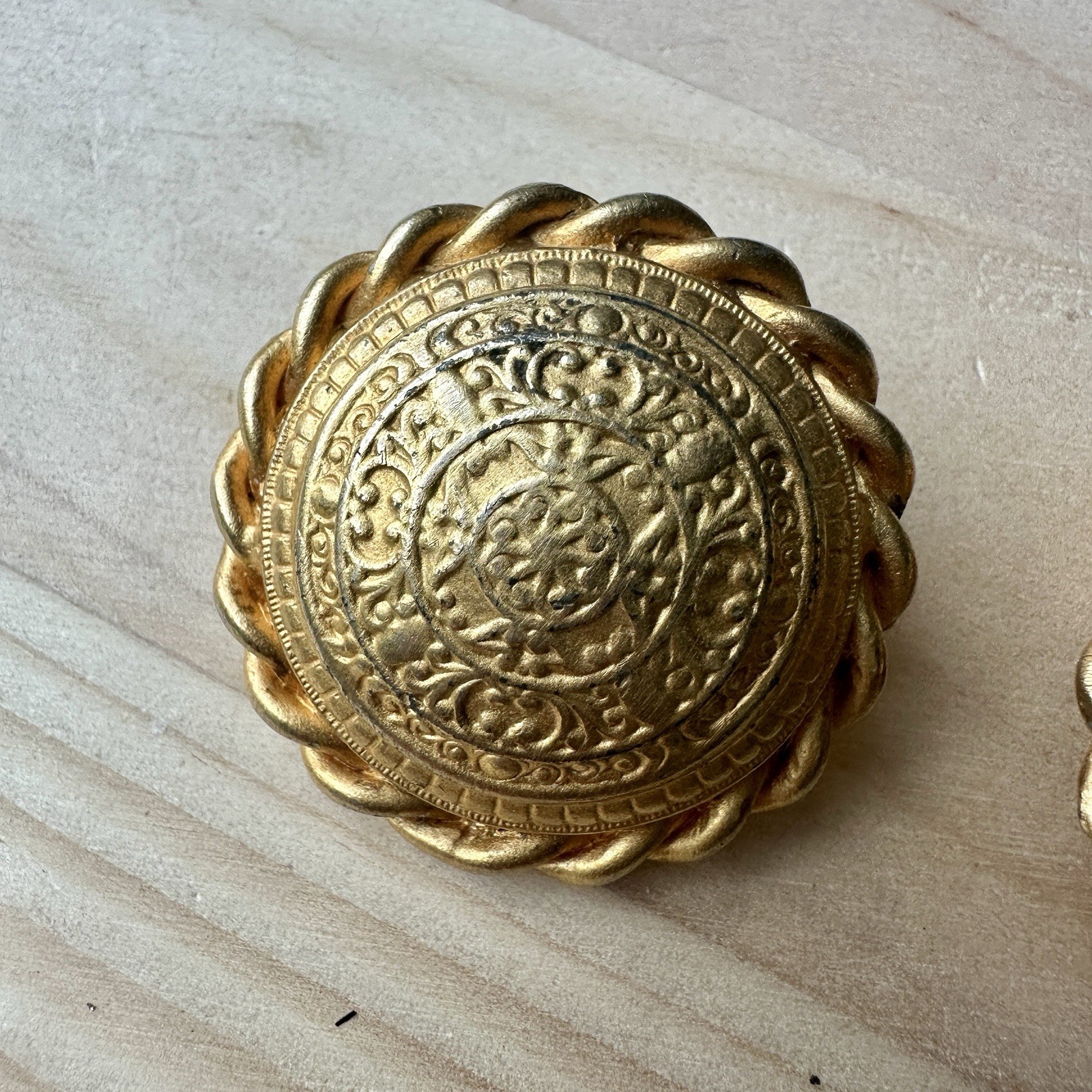 VTG Statement Earrings 1.75 Inch Medallion Rope Style Edging Clips Round Gold