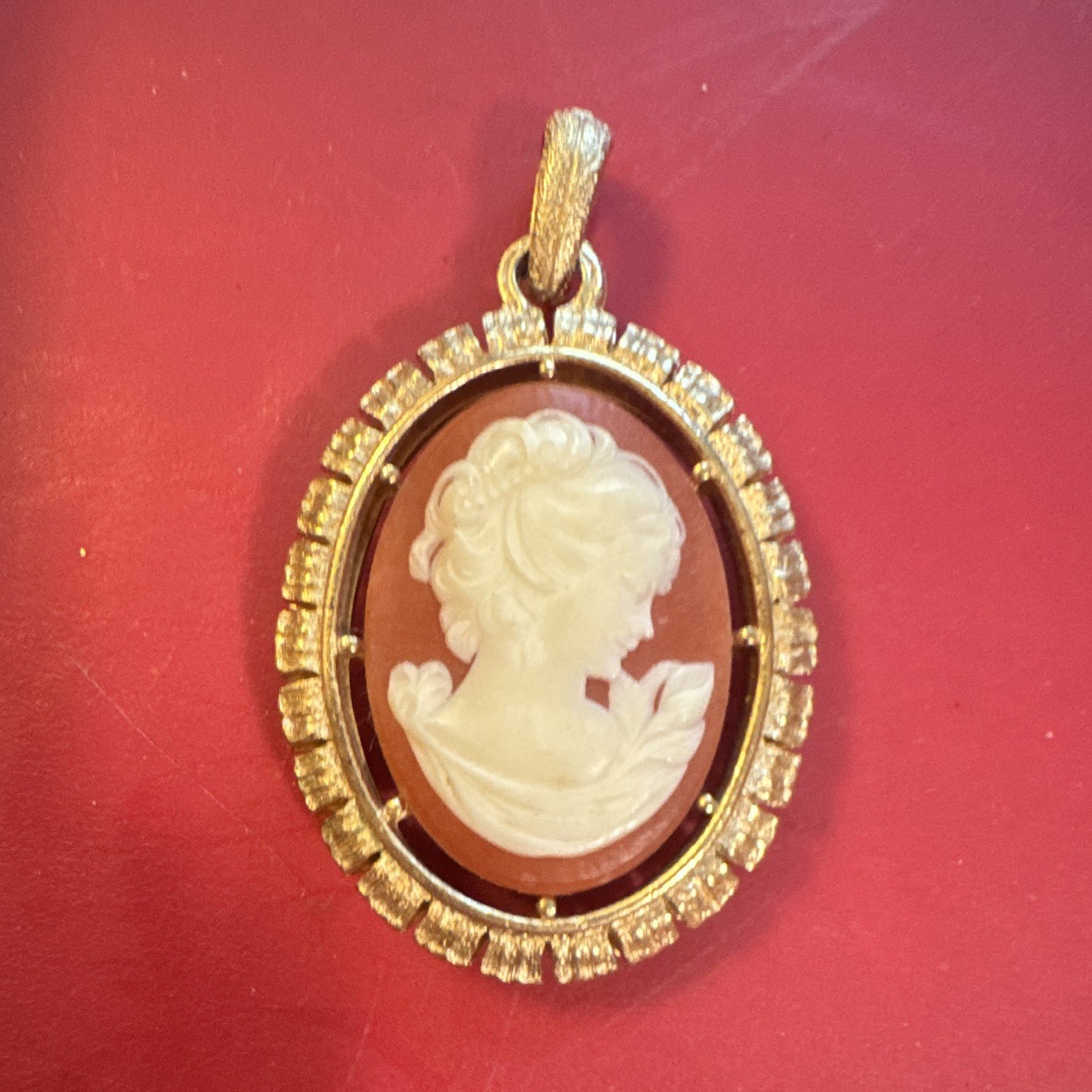 Reversible Gold Tone Oval Cameo Pendant Beauty Theme Unisex Adults