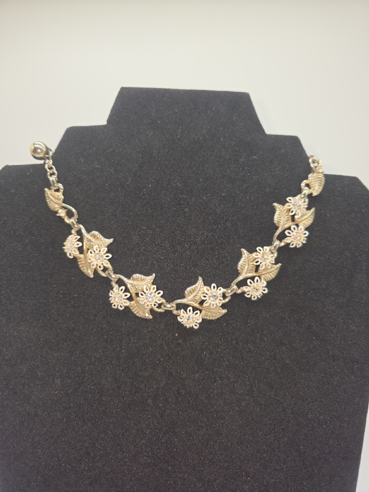 VTG Mid Century Cream Enamel Metal Rhinestone Flower Choker Necklace Goldtone