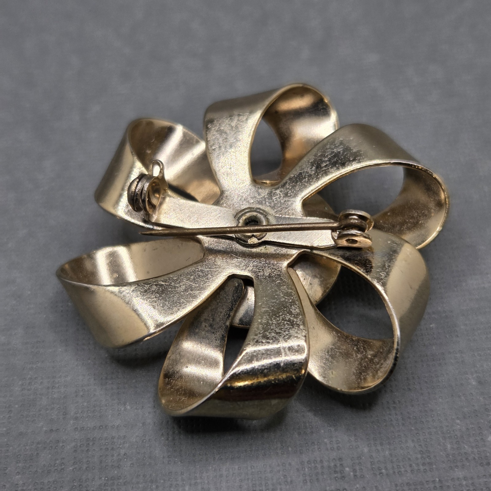 Vintage Unsigned Cameo Brooch Rhinestone Goldtone Flower Ribbon