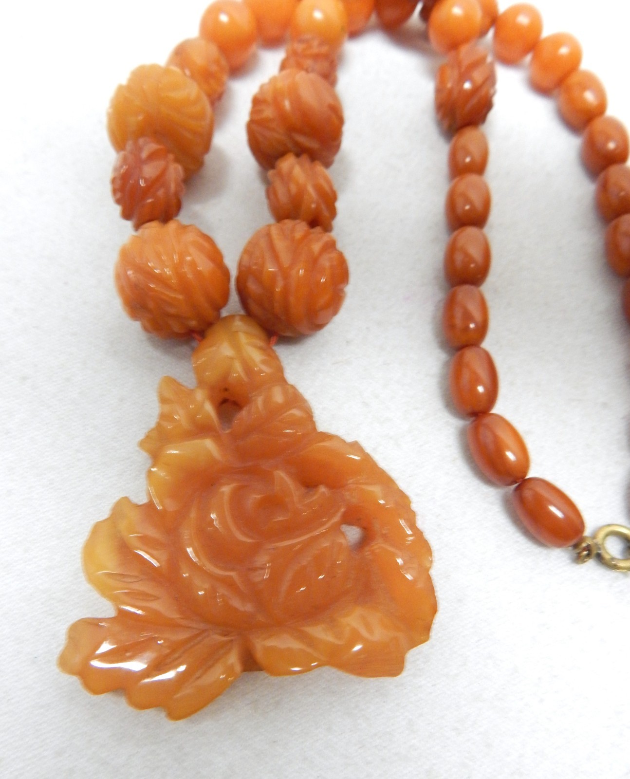 VINTAGE CARVED BUTTERSCOTCH BAKELITE BEAD ROSE FLOWER PENDANT NECKLACE 18″