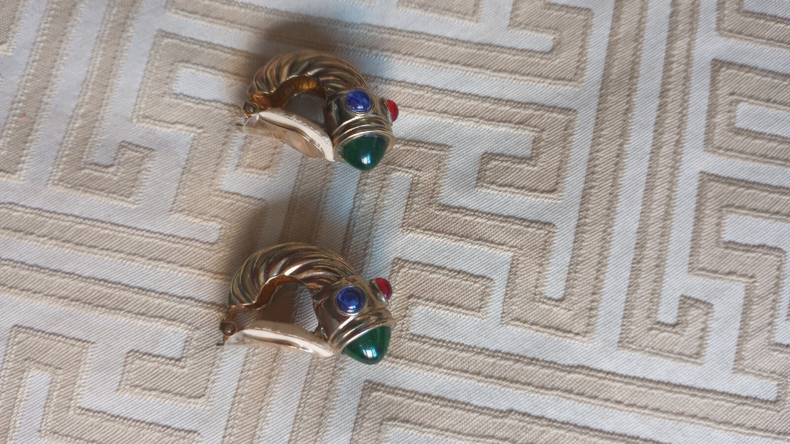 Vintage CINER* unsigned Mogul Jewel of India Cabochon shrimp clip on earrings