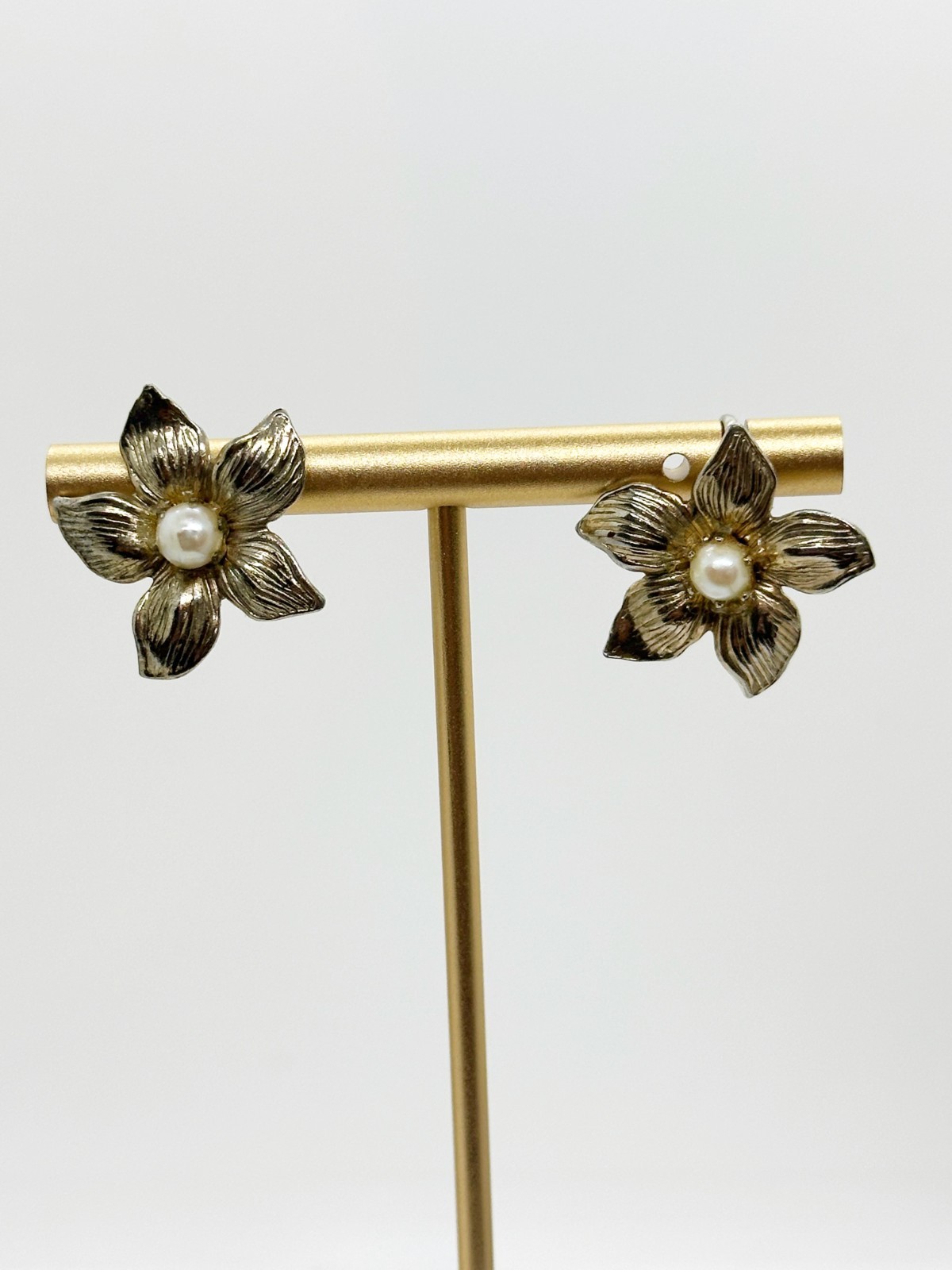 Vintage Flower Earrings Gold Tone Faux Pearl Screwback Mid Century