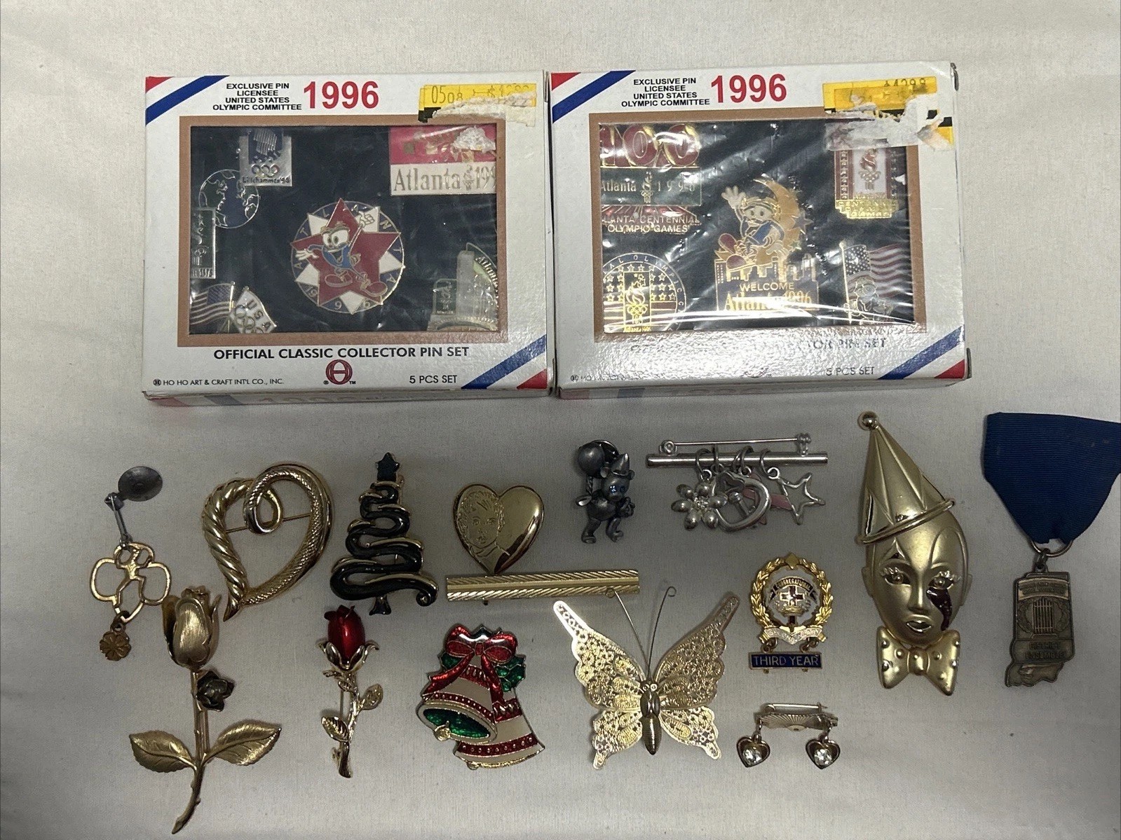 Vintage Lot of 25 Brooches Pins Gold Silver Tone VTG Collection Mix Variety