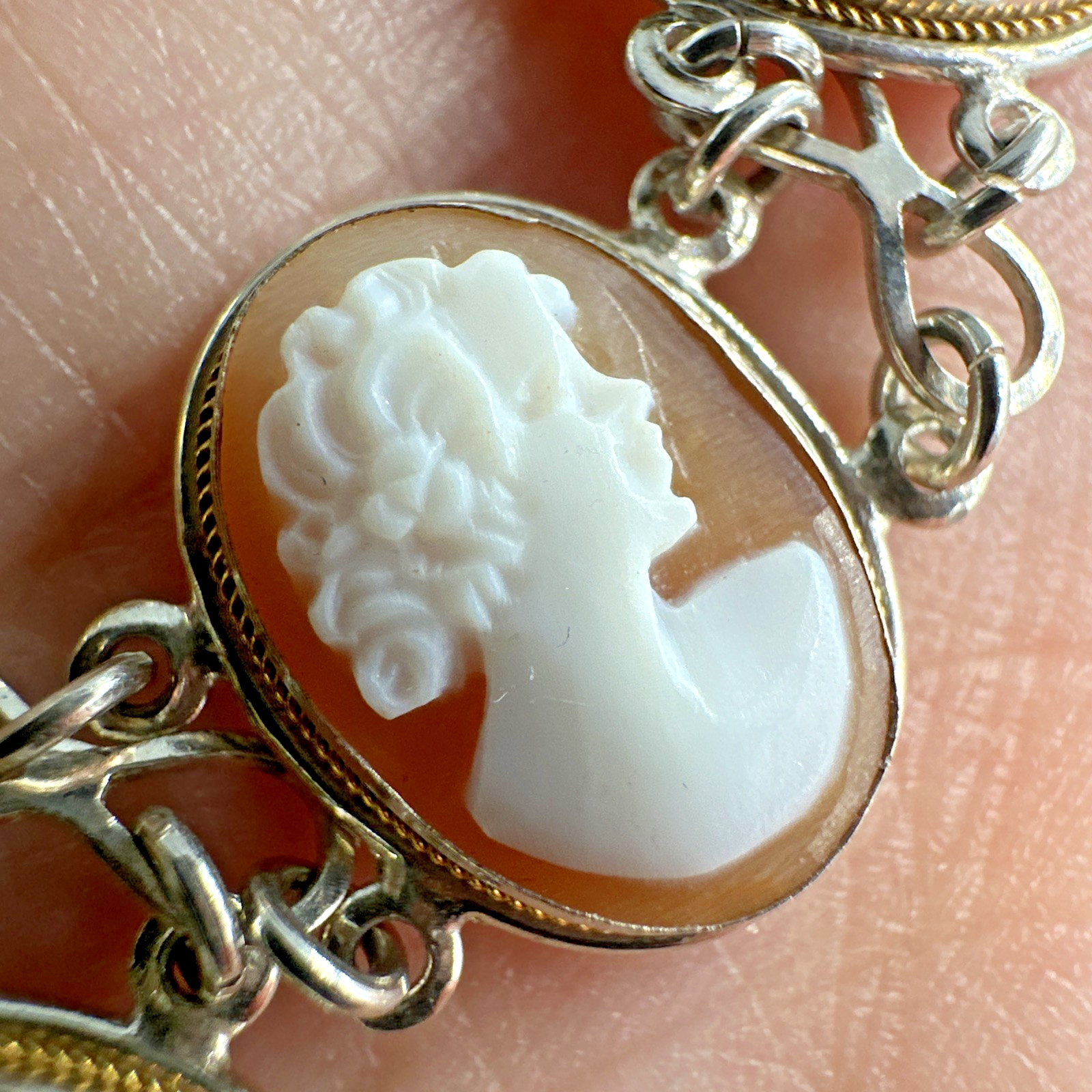 Vtg Stunning Cameo Shell Sterling Silver Bracelet 8″ 13.4g Made in Naples Italy