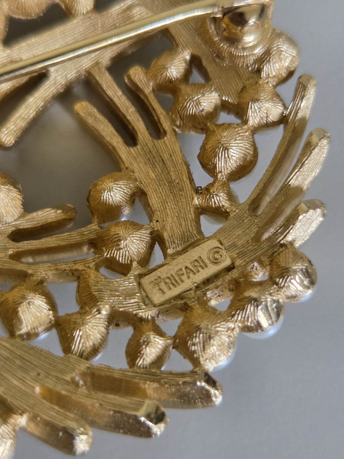 Vintage Crown Trifari Gold Tone Faux Pearl Woven Basket Weave Wreath Brooch READ
