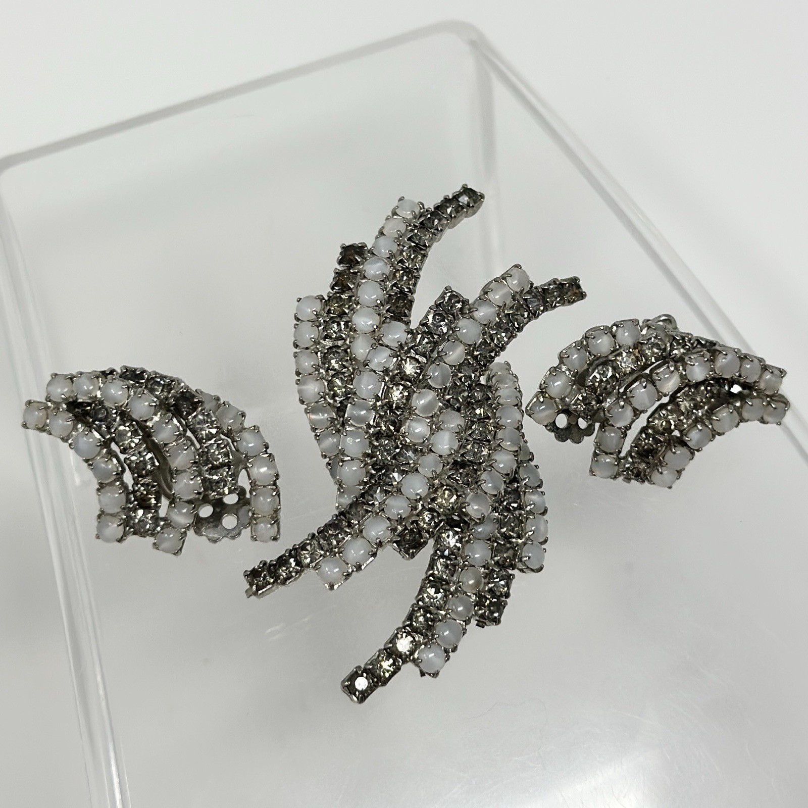 Vtg Unmarked Kramer Gray Rhinestone Cat Eye Cabochon Brooch Clip On Earrings Set
