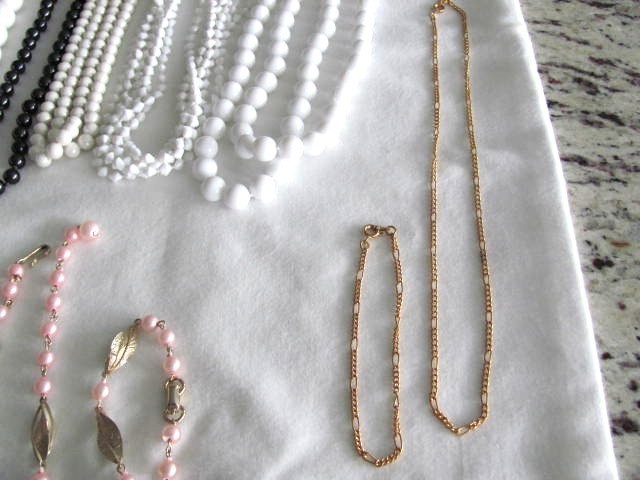LOT OF 17 PIECES OF VINTAGE COSTUME JEWELRY NECKLACES & BRACELETS ALL WEARABLE
