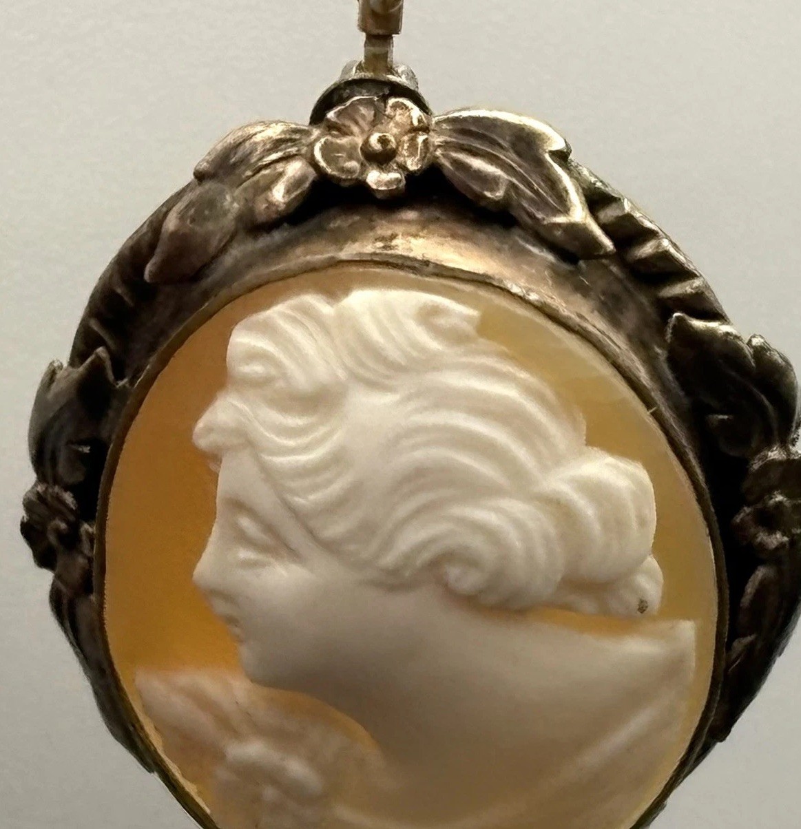 Vintage Left Facing 12K Gold Filled Floral Repousse Shell Cameo Pendant Brooch