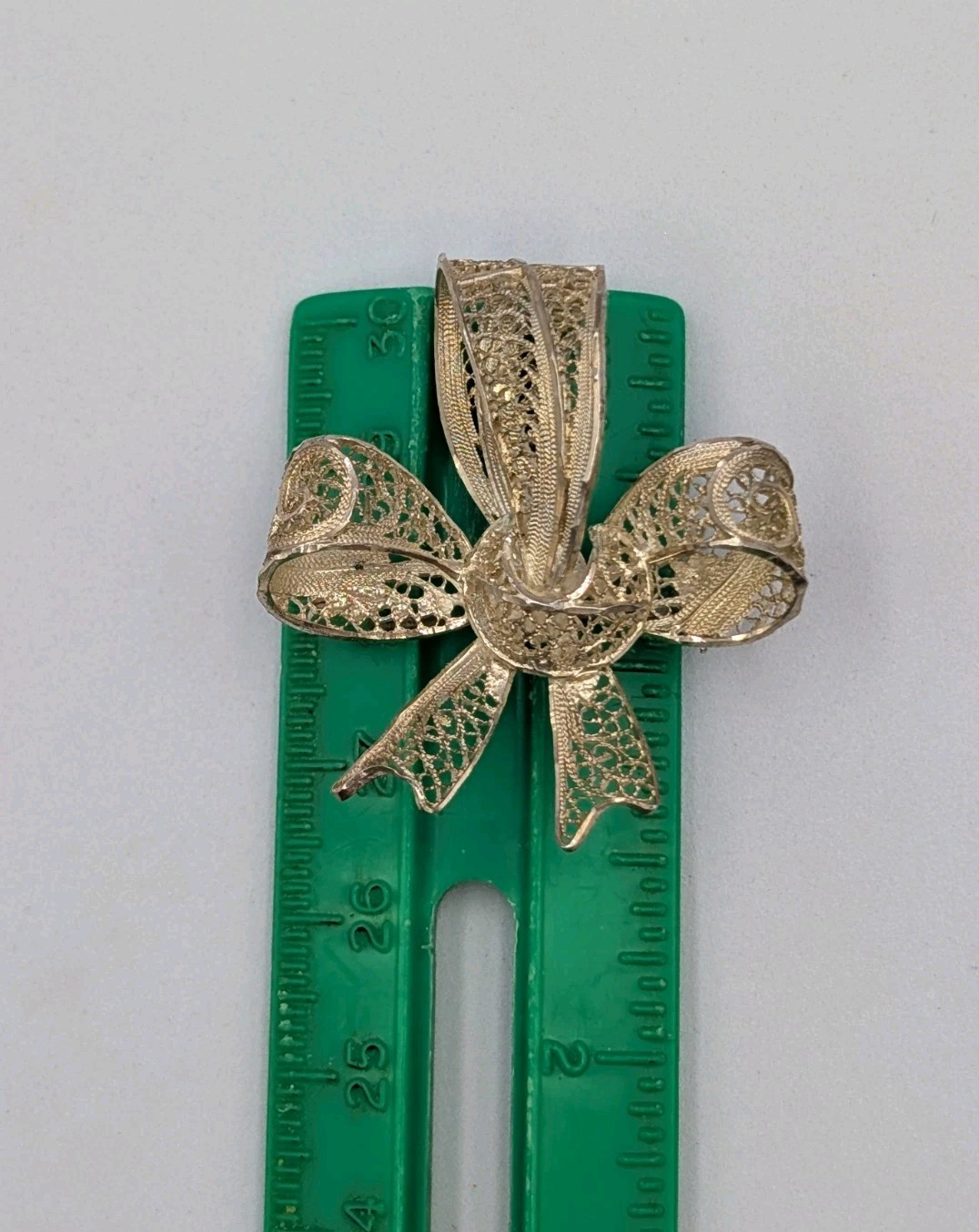 Signed Vintage 835 Silver Filigree Bow Ribbon Diamond Cut Edges Pin Brooch 5.7g