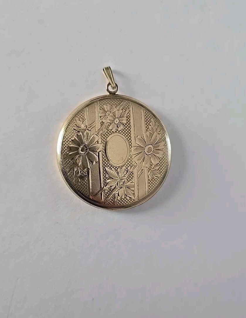 ELGIN AMERCIAN ANTIQUE LOCKET GOLD SHELL ETCHED FLOWERS 1.75″