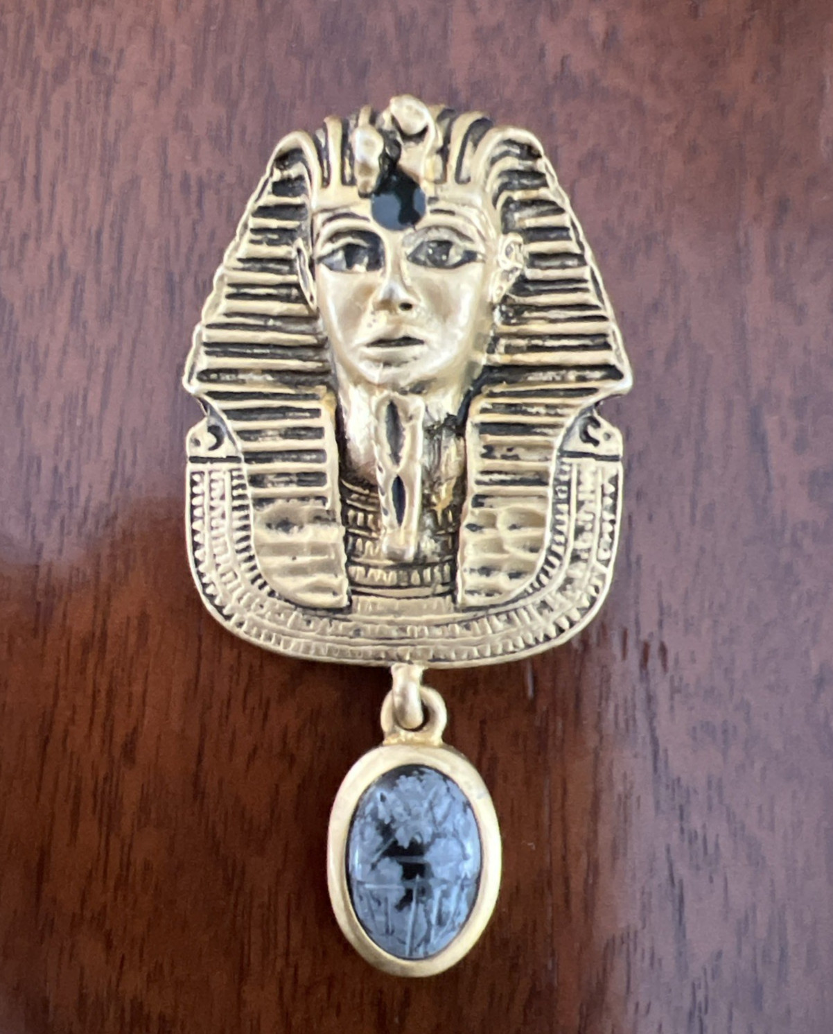 VINTAGE 1978 SIGNED TS PHARAOH SCARAB BROOCH CABOCHON DANGLE YELLOW GOLD PLATED