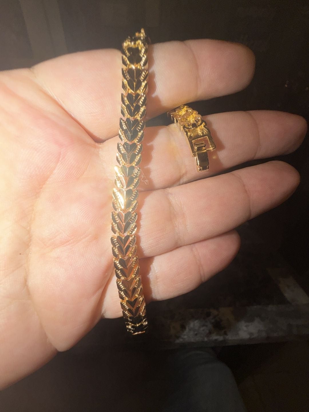 Vintage Gold Tone Leaf V-Link Bracelet 7 and 1/2 inch brand new