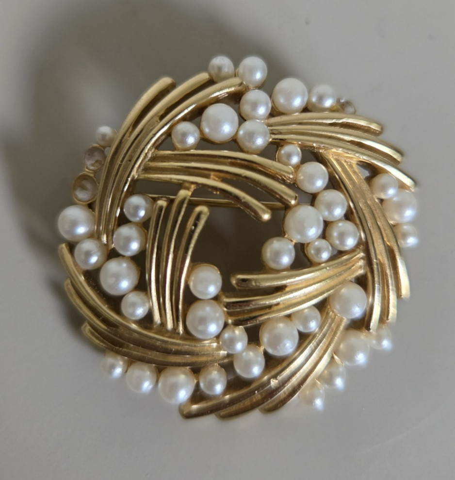 Vintage Crown Trifari Gold Tone Faux Pearl Woven Basket Weave Wreath Brooch READ