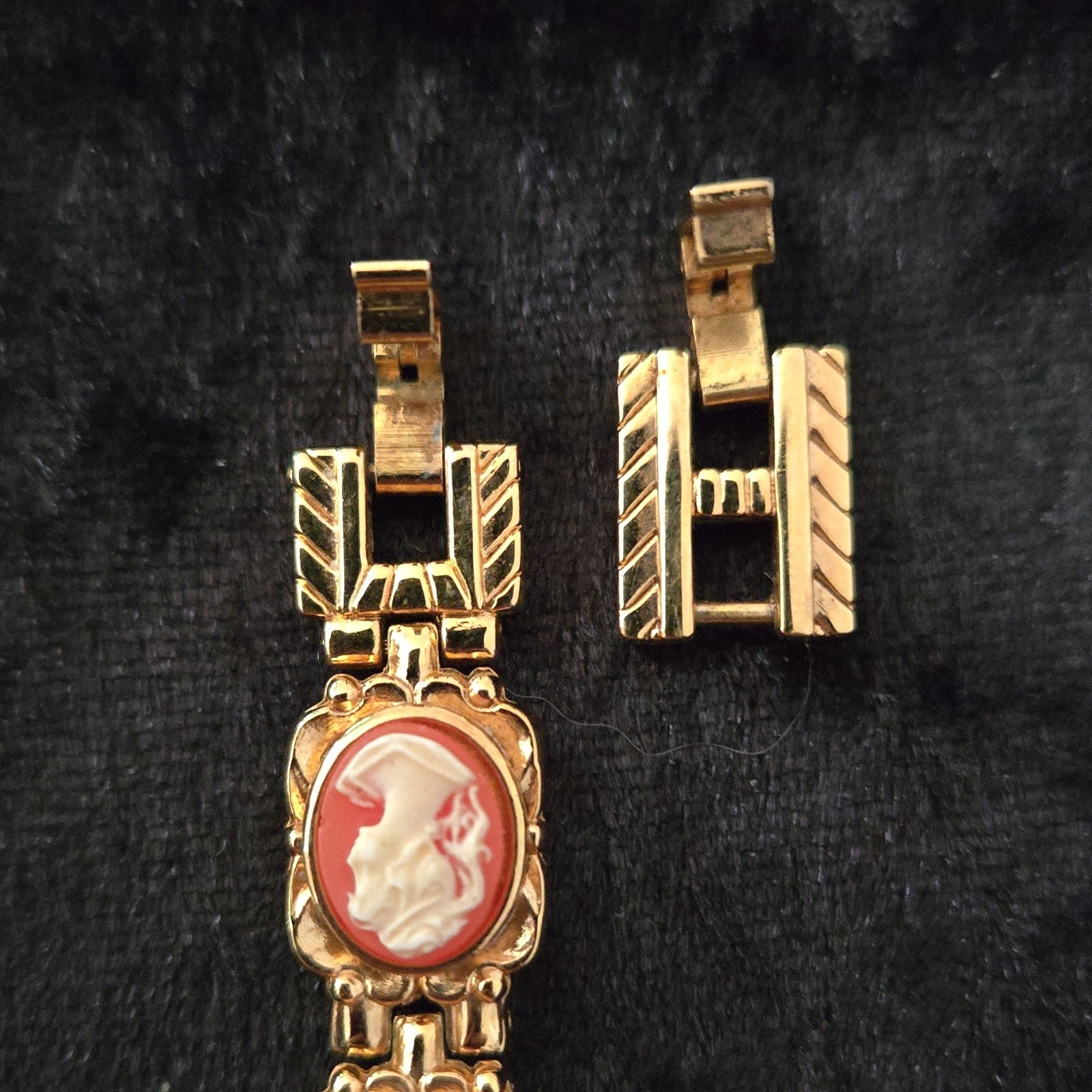 Women’s Gold Tone Cameo Bracelet Wristwatch Quartz Analog Oval Dress Watch