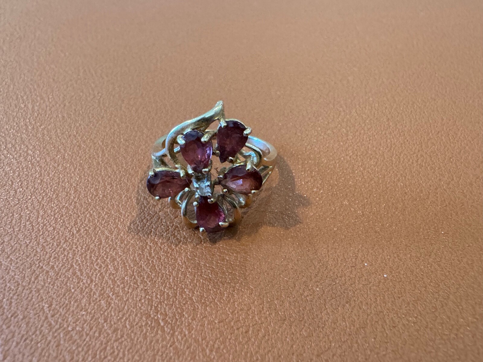 Vtg 14k Yellow Gold Ring w Pinkish Red & Clear Color Stones / Crystals Size 6.25