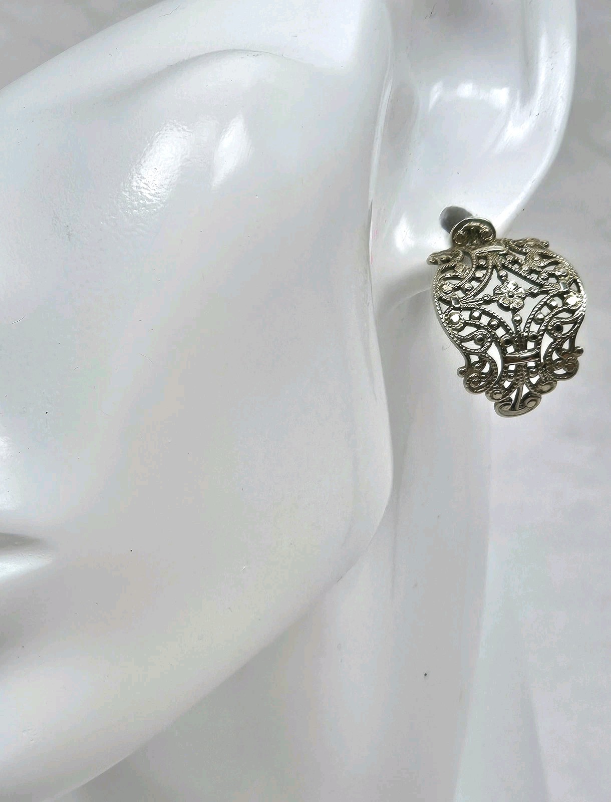 Vintage Silvertone Filigree Half Hoop Curved Pierced Earrings 1″ | Ornate Design