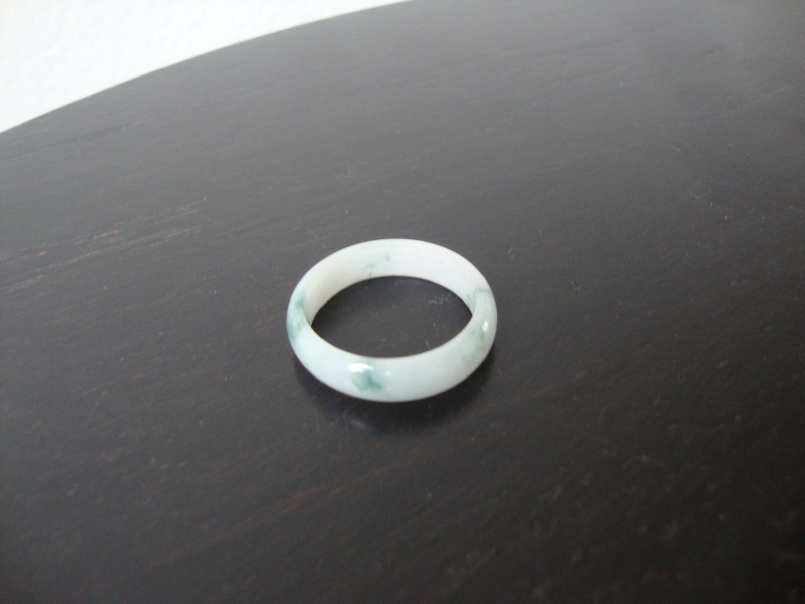 VINTAGE 1970s HONG KONG HANDMADE MOTTLE LIGHT GREEN JADE 2MM X 6MM BAND SZ 11.25