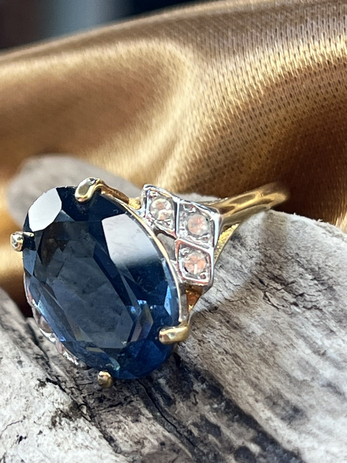 Vintage 18K HGE Gold-Tone Ring Blue Solitaire Stone W/Accents Size 6.5