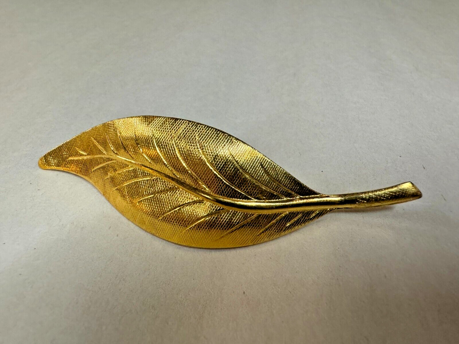 Vintage Leaf Brooch Gold Tone Pin Fall Autumn Any Occasion 3″