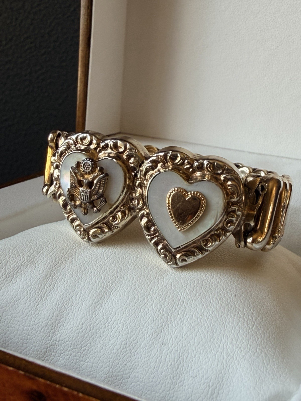 WWII US Military Gold Tone Sweetheart Stretch Bracelet