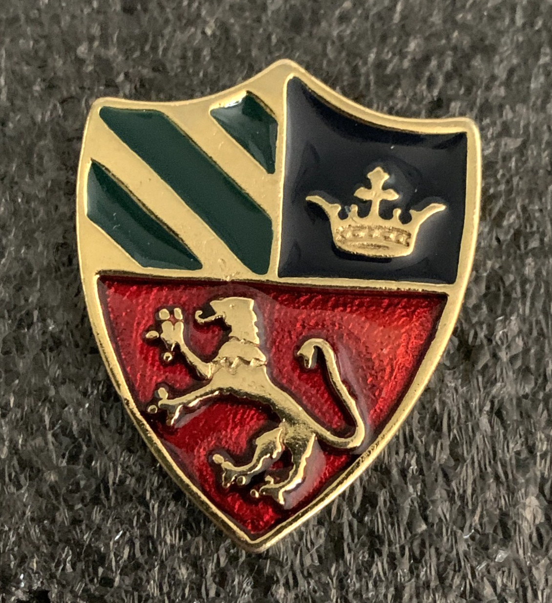 Vtg Shield Earrings Lion Crown Enamel Brushed Gold 1980s Pierced Heraldic Crest