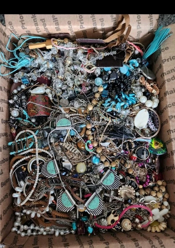 1 Pound Jewelry Costume Vintage Mix LBS necklaces bracelets pins rings etc lbs
