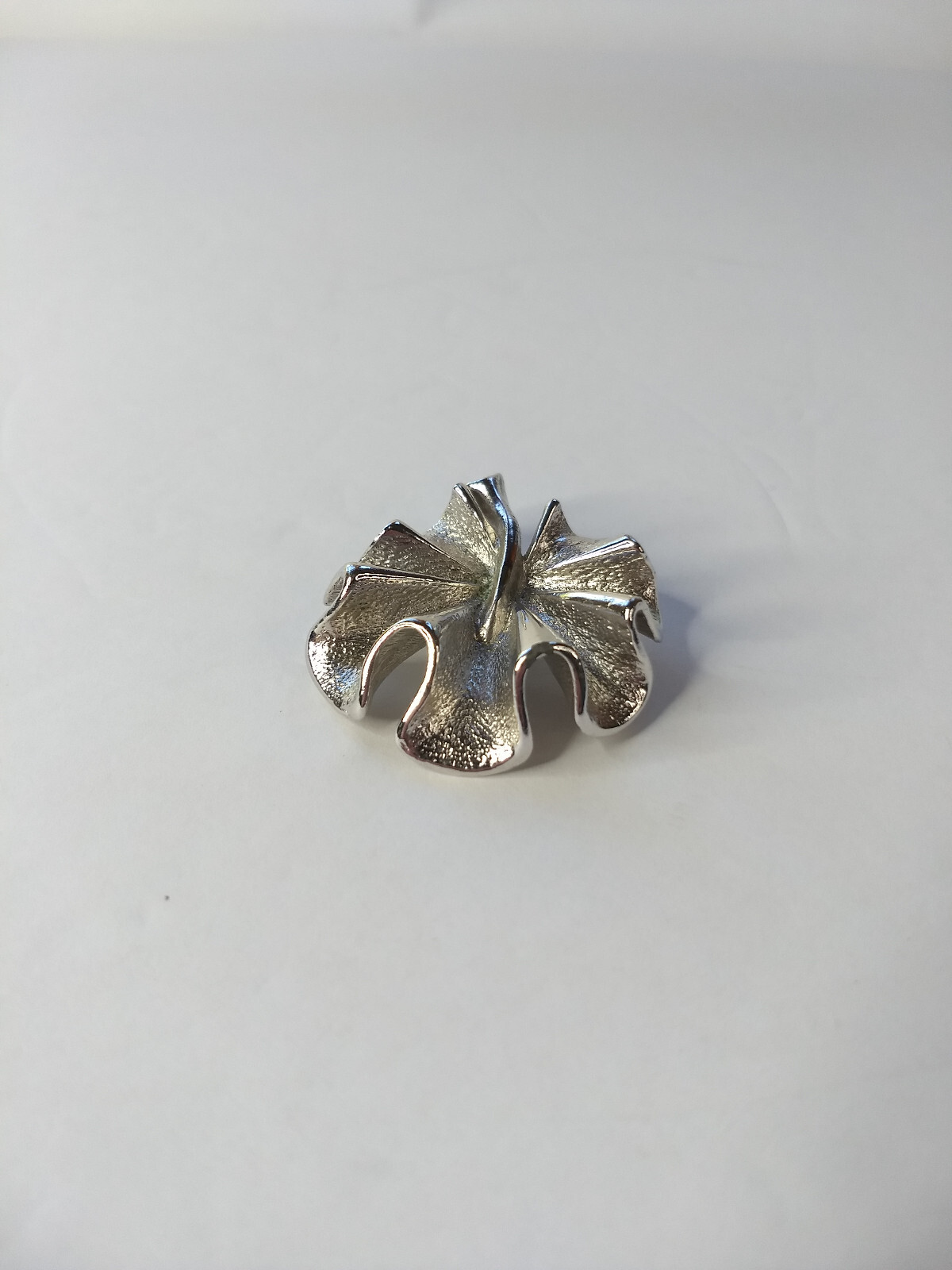 Sarah Coventry Silver Tone Rolling Leaf Pin Brooch Vintage Glam Nature