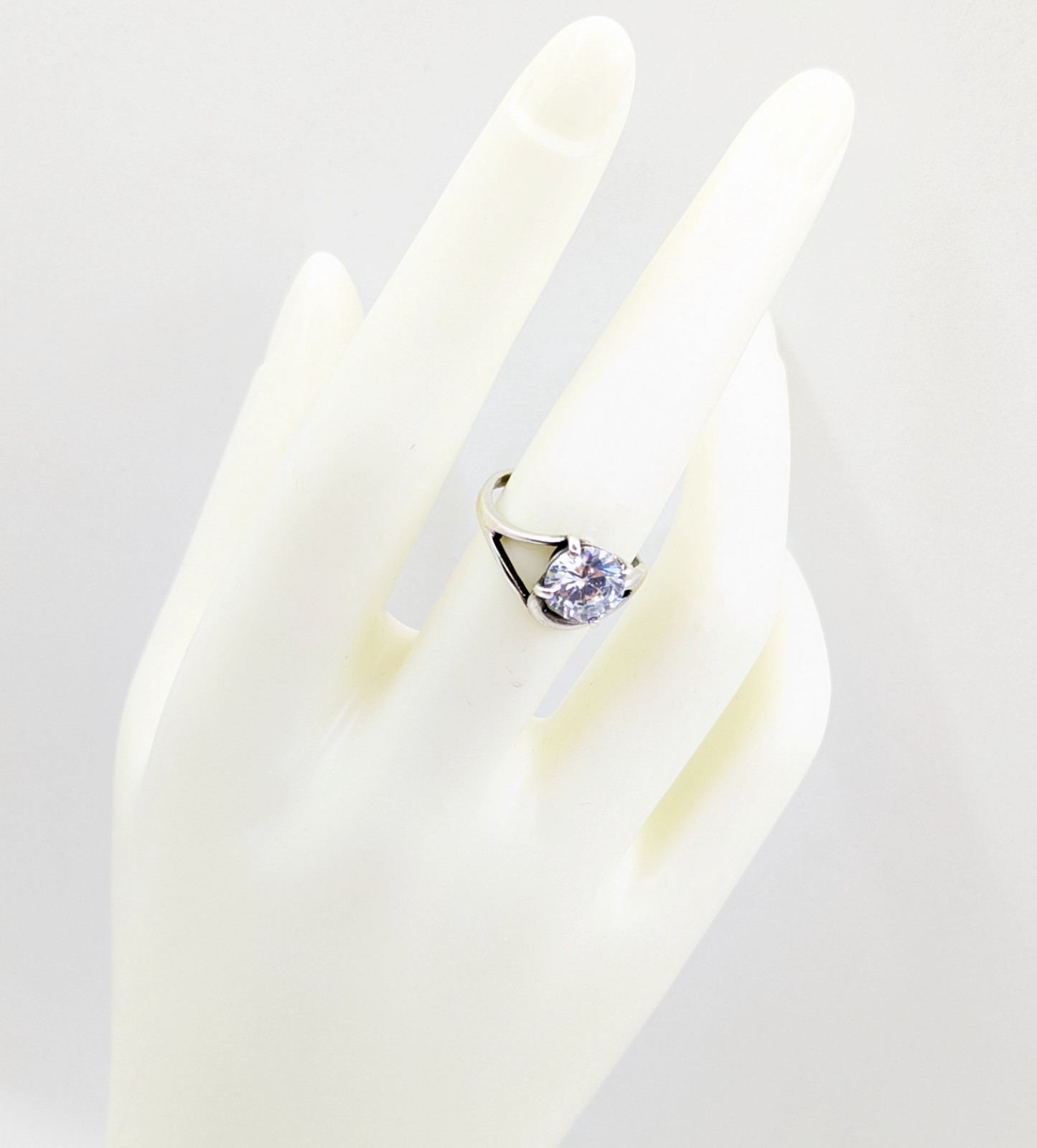 Vintage Elegant RING Silver 925 with Bright Stone-size: 7.5US(17.5mm) Ukraine#16