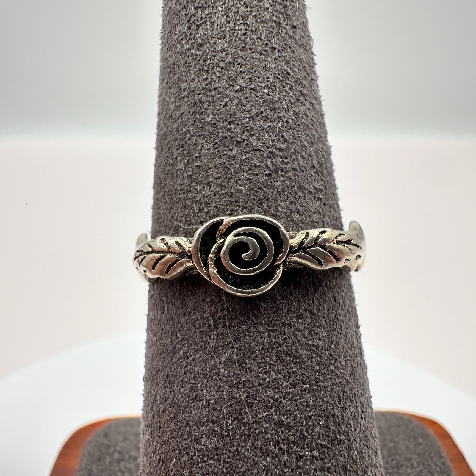 Vintage 90s Silver Tone Rose Flower Leaf Ring Women’s Classic Fashion Jewelry