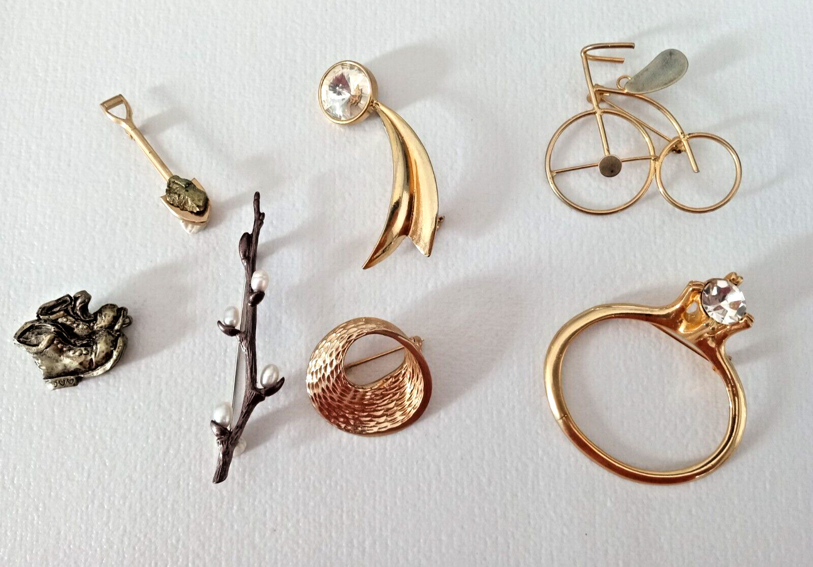 Vintage to now gold/silver tone mixed materials brooch lot 17 pieces